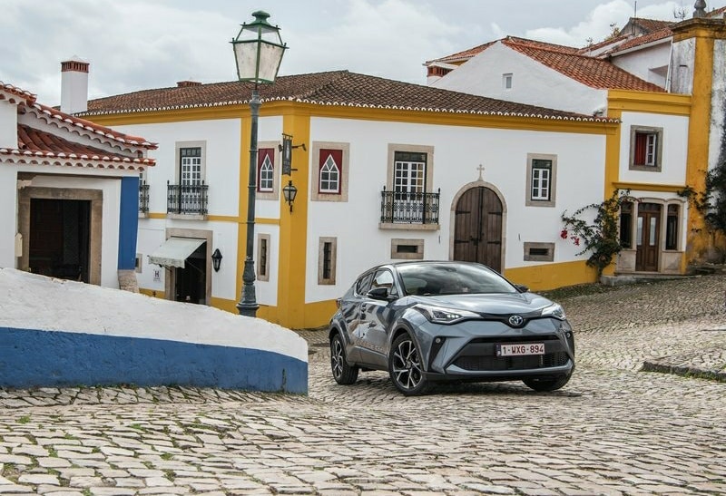 Toyota C-HR taş döşeli yolda önden görünüm
