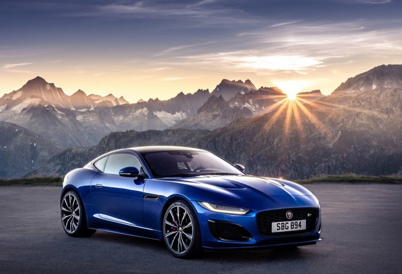 2021 Jaguar F-TYPE mavi coupe önden üç çeyrek görünüm