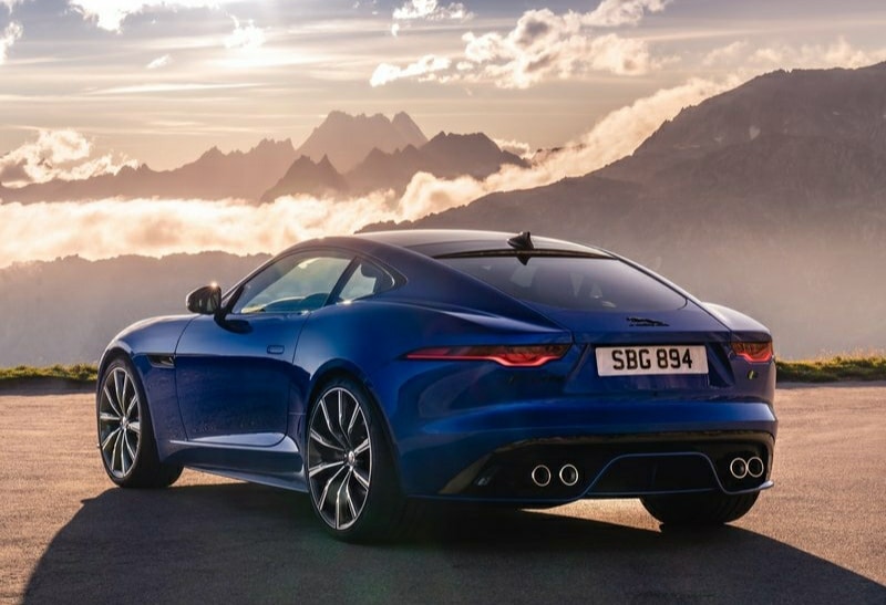 Jaguar F-TYPE mavi coupe arkadan üç çeyrek görünüm