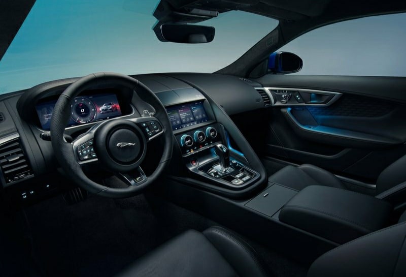 Jaguar F-TYPE iç mekan direksiyon ve orta konsol görünümü