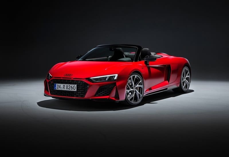 Audi R8 V10 RWD Spyder kırmızı gövde ön üç çeyrek görünümü
