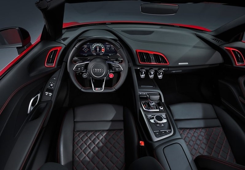 Audi R8 V10 RWD Spyder kokpiti dijital gösterge ve S tronic kumandası