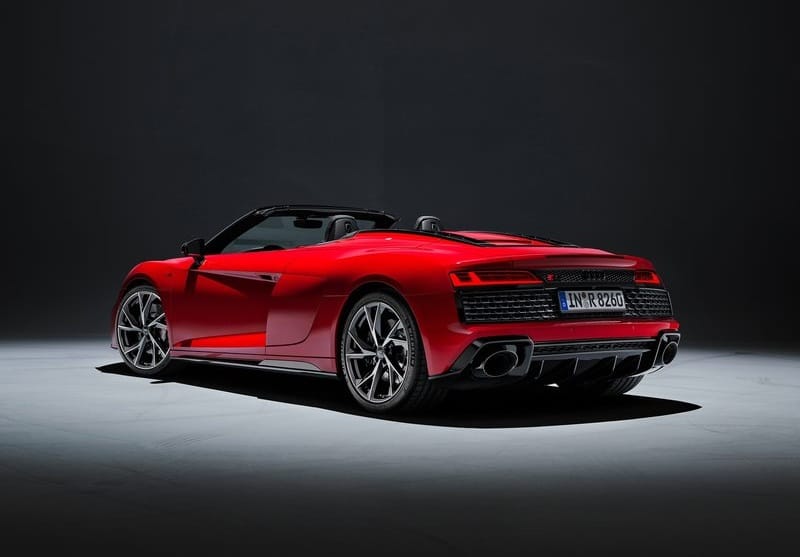 R8 V10 RWD Spyder arka üç çeyrek görünümü ve oval egzoz çıkışları