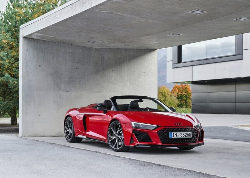 R8 V10 RWD Spyder açık tavanlı ön görünümü