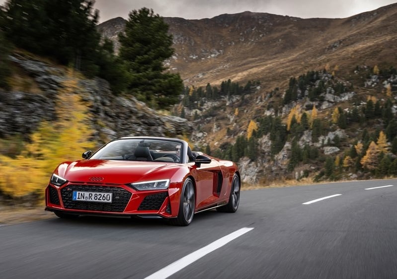 R8 V10 RWD Spyder dağ yolunda hareket halinde
