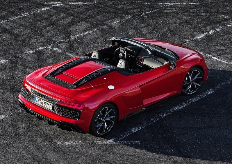 R8 V10 RWD Spyder üstten arka görünüm ve motor kapağı detayları