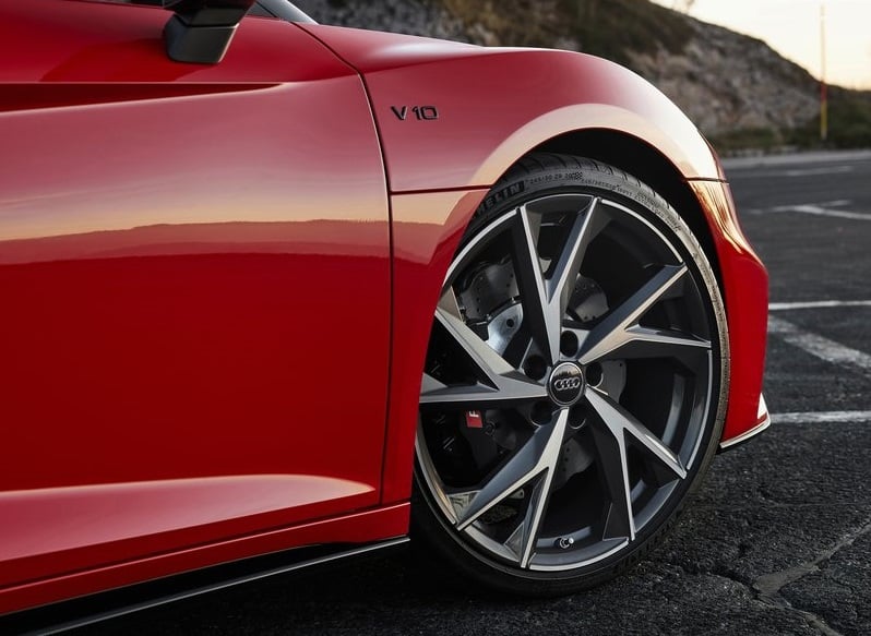 R8 V10 RWD Spyder ön jantı fren diski ve V10 çamurluk logosu
