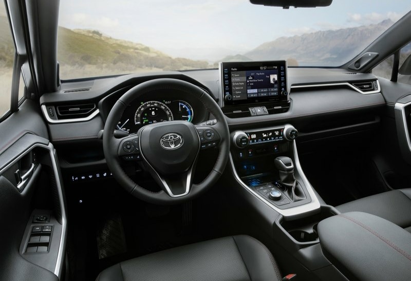 Toyota RAV4 Prime direksiyon orta ekran ve kokpit