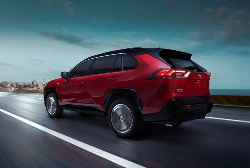 Toyota RAV4 Prime kırmızı gövde arka üç çeyrek görünüm