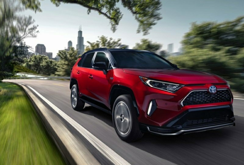 2021 Toyota RAV4 Prime kırmızı gövde ön üç çeyrek görünüm