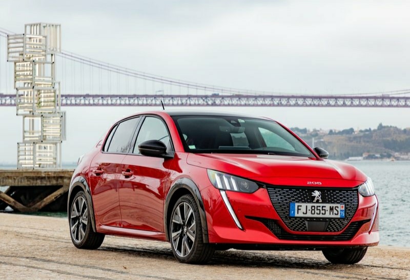 Köprü yakınında park edilmiş kırmızı Peugeot 208 ön görünümü