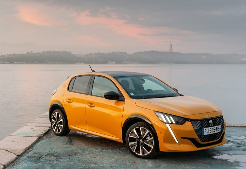 Su kenarında park edilmiş sarı Peugeot 208