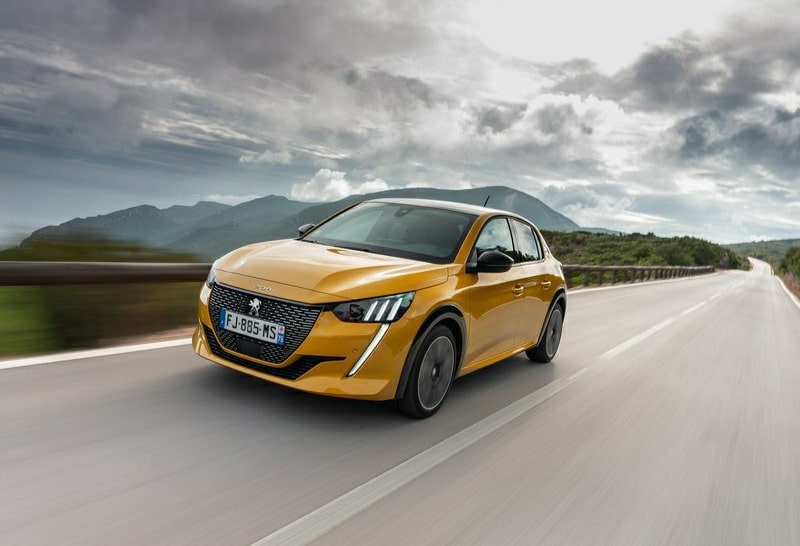 Peugeot 208 Eylül Fiyat Listesi için yolda ilerleyen sarı Peugeot 208