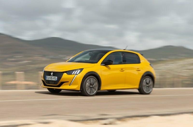 Açık yolda hareket halindeki sarı Peugeot 208