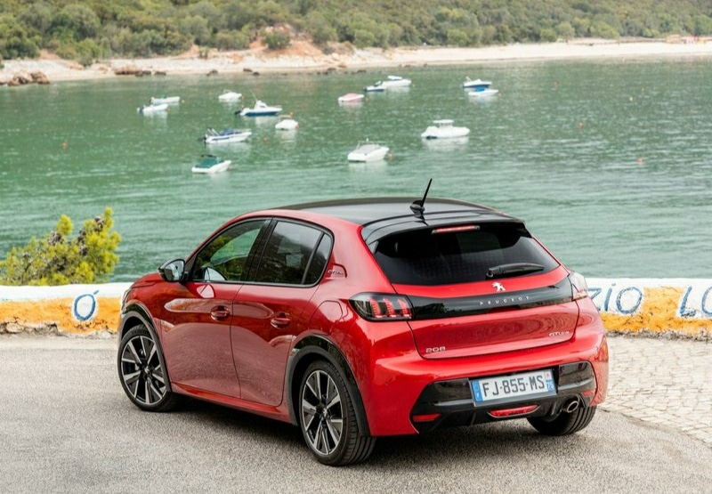 Su kenarında park edilmiş kırmızı Peugeot 208 arka bölümü