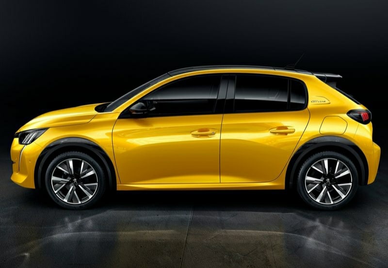 Stüdyo ortamında sarı Peugeot 208 GT Line yan profili