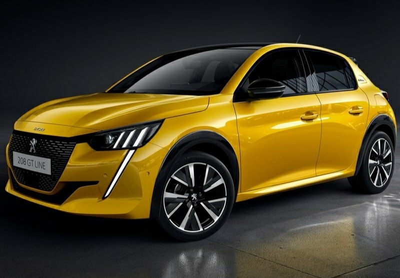 Stüdyo ortamında sarı Peugeot 208 GT Line ön bölümü