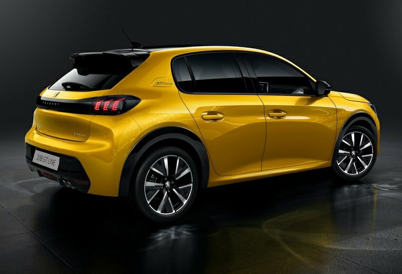 Stüdyo ortamında sarı Peugeot 208 GT Line arka bölümü