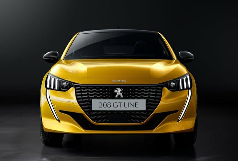 Stüdyo ortamında sarı Peugeot 208 GT Line karşıdan görünümü