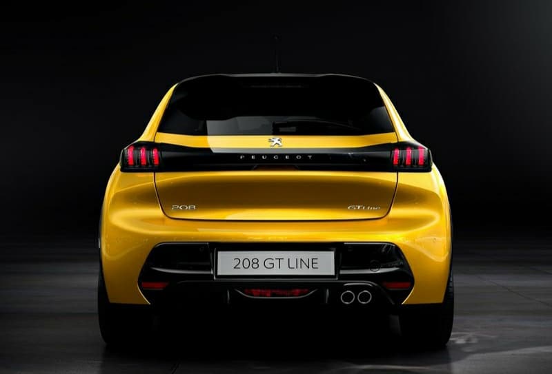 Stüdyo ortamında sarı Peugeot 208 GT Line arkadan görünümü