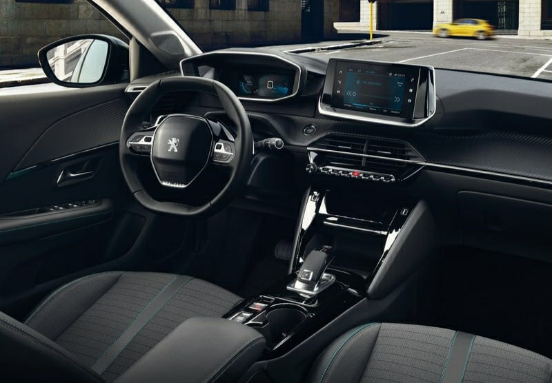Peugeot 208 kokpitinde direksiyon dijital gösterge ve orta ekran