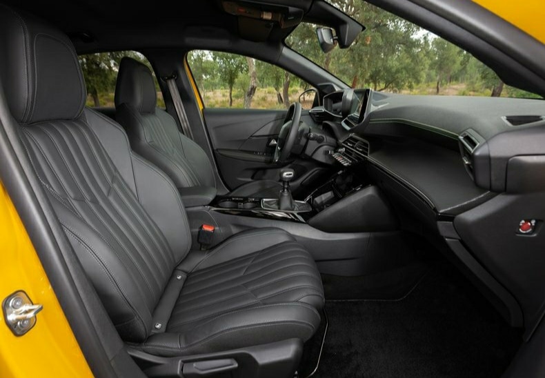 Peugeot 208 ön kabininde koltuklar konsol ve gösterge paneli