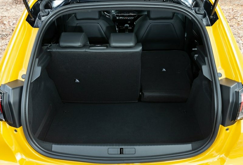 Peugeot 208 açık bagaj bölümü ve arka koltuk sırtlıkları