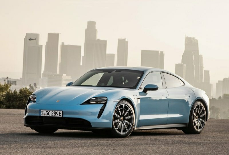 Porsche Taycan 4S ön üç çeyrek görünüm