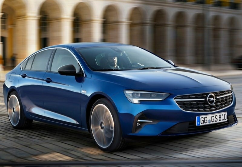 Insignia Grand Sport hareket halinde ön görünüm