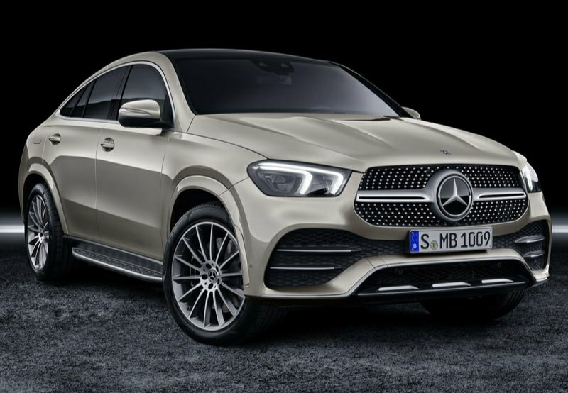 Açık renkli GLE Coupe ön üç çeyrek stüdyo görünümü