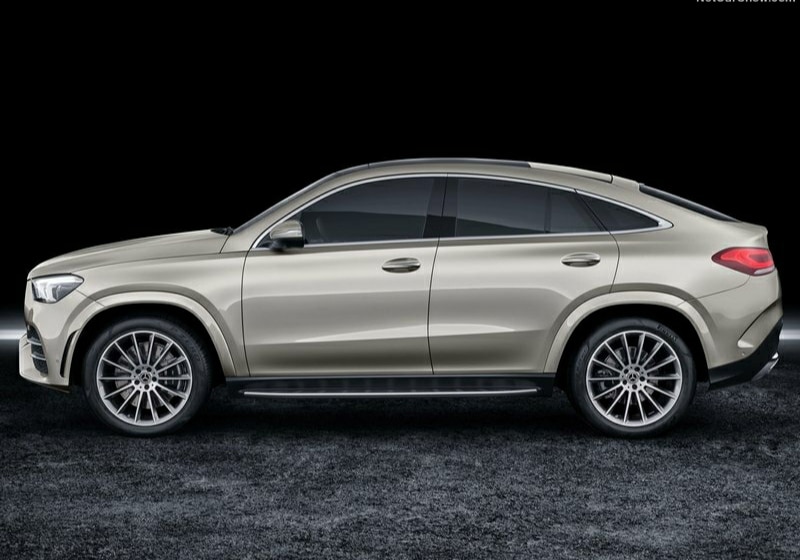 Açık renkli GLE Coupe yan profil ve alçalan tavan çizgisi
