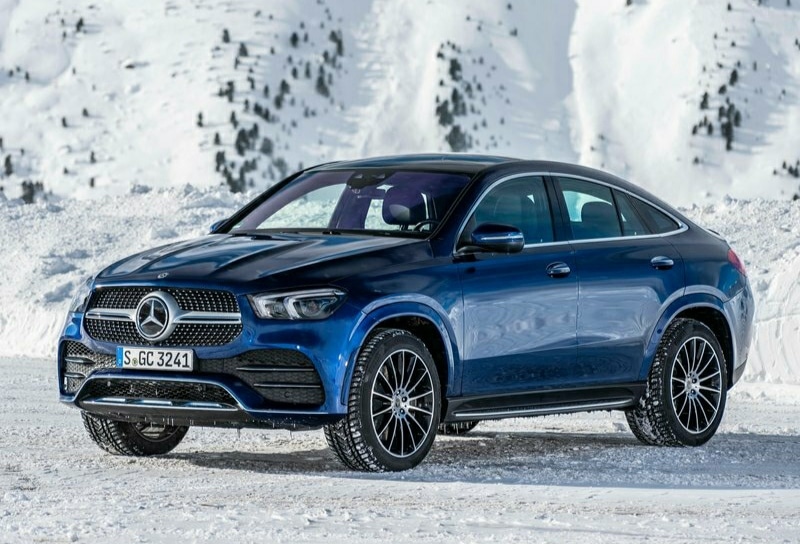 Mercedes-Benz GLE Coupe mavi gövdeyle ön üç çeyrek görünüm