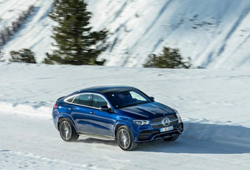 Mavi GLE Coupe karlı zeminde sürüş hâlinde