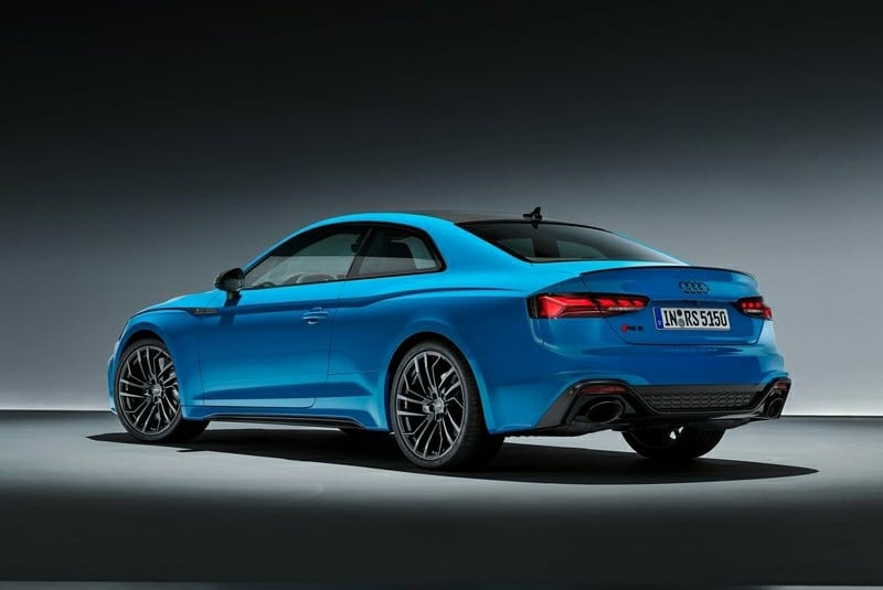 Mavi Audi RS5 Coupe arka üç çeyrek görünüm