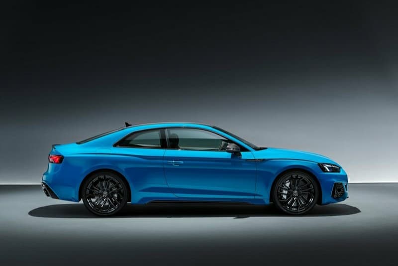 Audi RS5 Coupe yan profil stüdyo görünümü