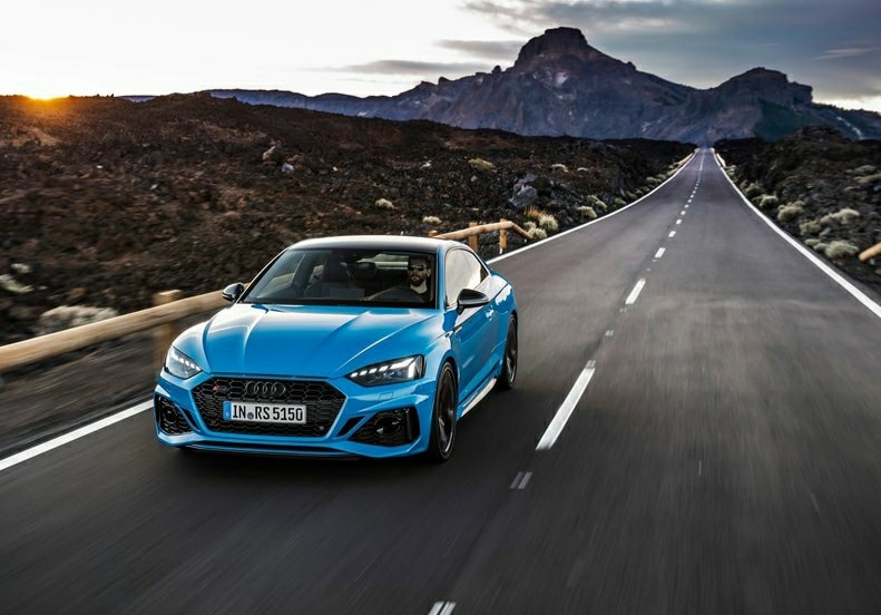 Audi RS5 Coupe yolda ön üç çeyrek görünüm