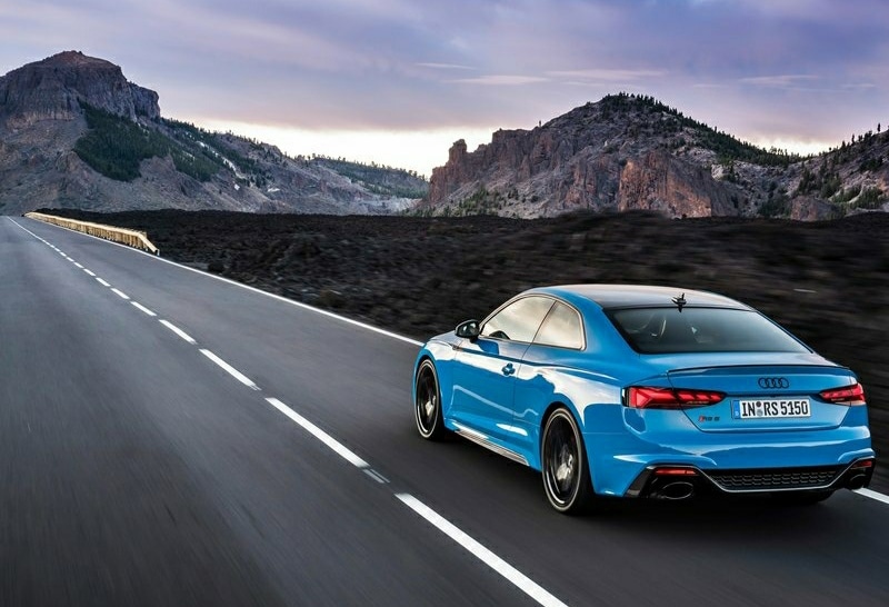 Audi RS5 Coupe yolda arka üç çeyrek görünüm