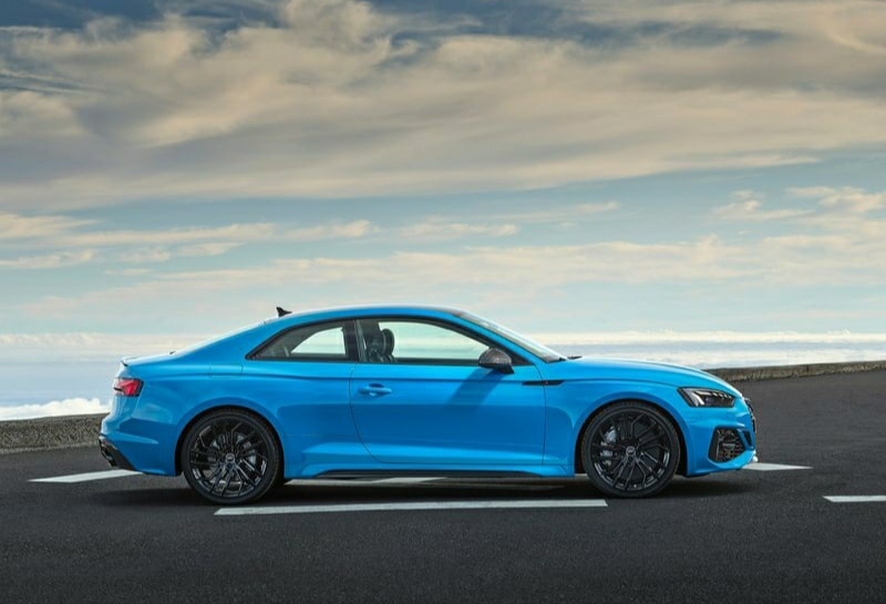 Audi RS5 Coupe yan profil yol görünümü