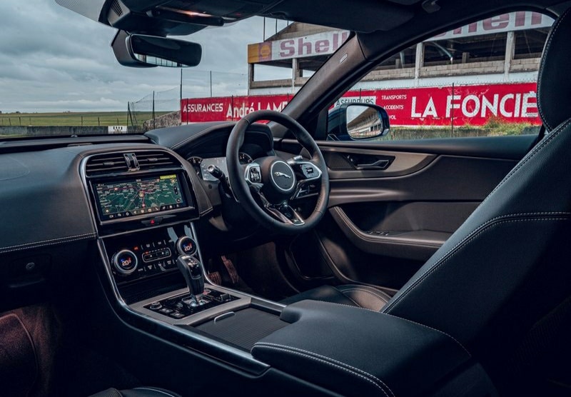 Jaguar XE Reims Edition arkadan görünüm