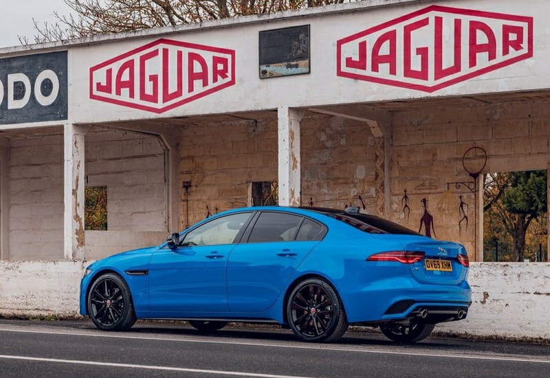 Jaguar XE Reims Edition ön ızgara ve far tasarımı