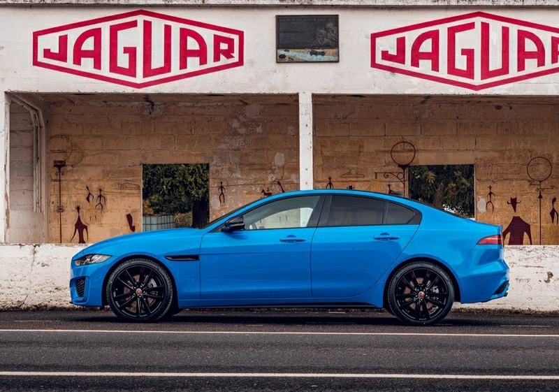 Jaguar XE Reims Edition yan ve arka görünüm