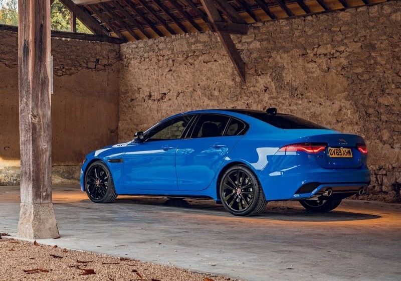 Jaguar XE Reims Edition ön yan görünüm
