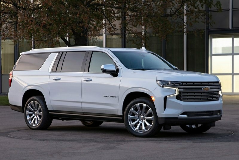 2021 Chevrolet Suburban beyaz gövde ön üç çeyrek görünümü