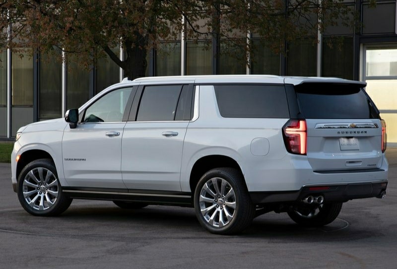 Chevrolet Suburban beyaz gövde arka üç çeyrek görünümü