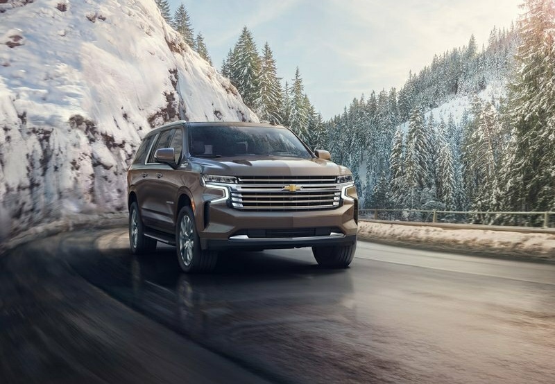 Chevrolet Suburban karlı dağ yolunda önden sürüş görünümü