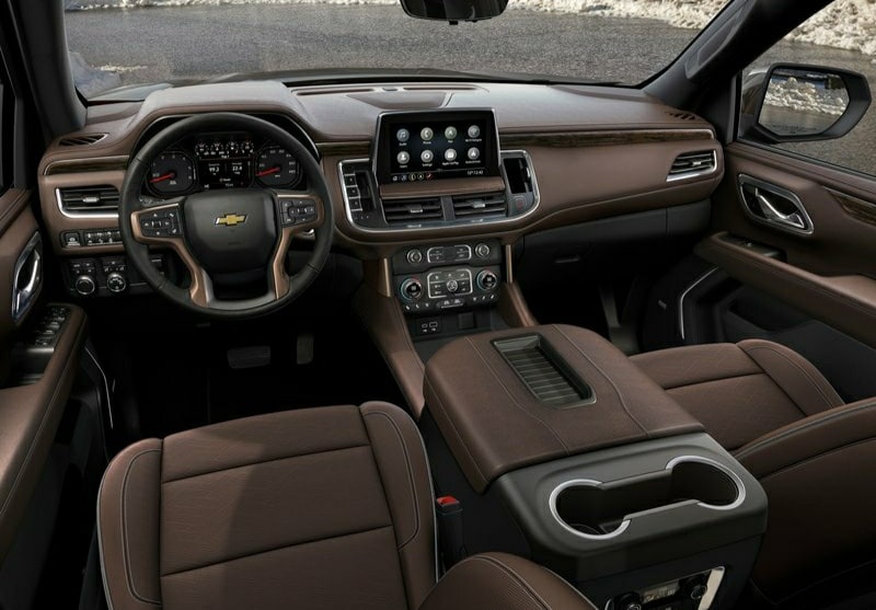 Chevrolet Suburban kahverengi iç mekân direksiyon ve orta ekran