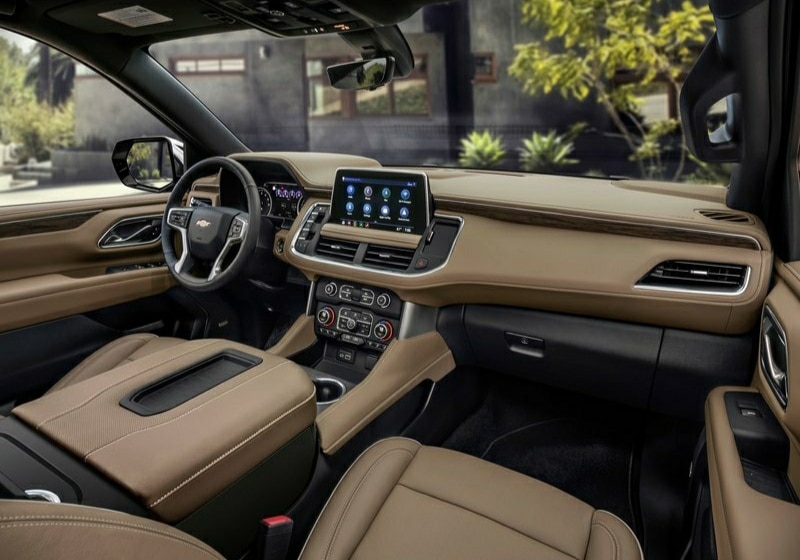 Chevrolet Suburban bej kokpit orta ekran ve ön yolcu bölümü