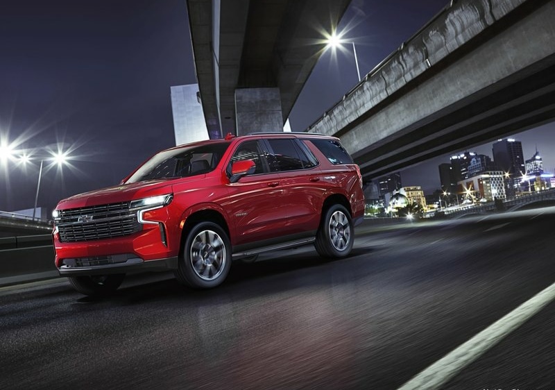 2021 Chevrolet Tahoe kırmızı gövde ön üç çeyrek görünümü