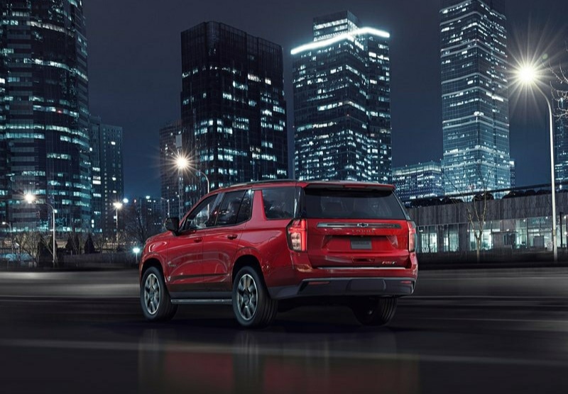 Chevrolet Tahoe kırmızı gövde arka üç çeyrek görünümü