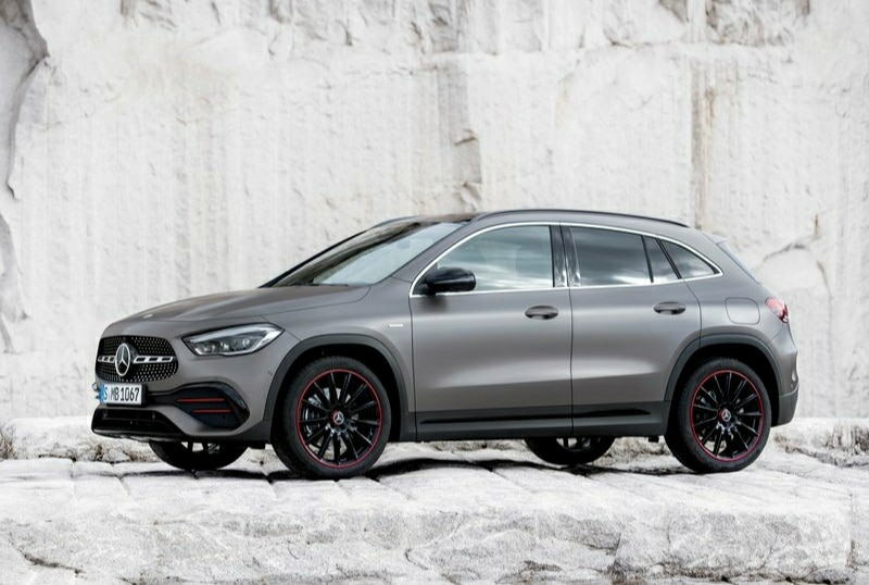 Mercedes-Benz GLA yan görünüm